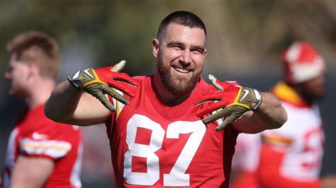 how much does travis kelce weigh